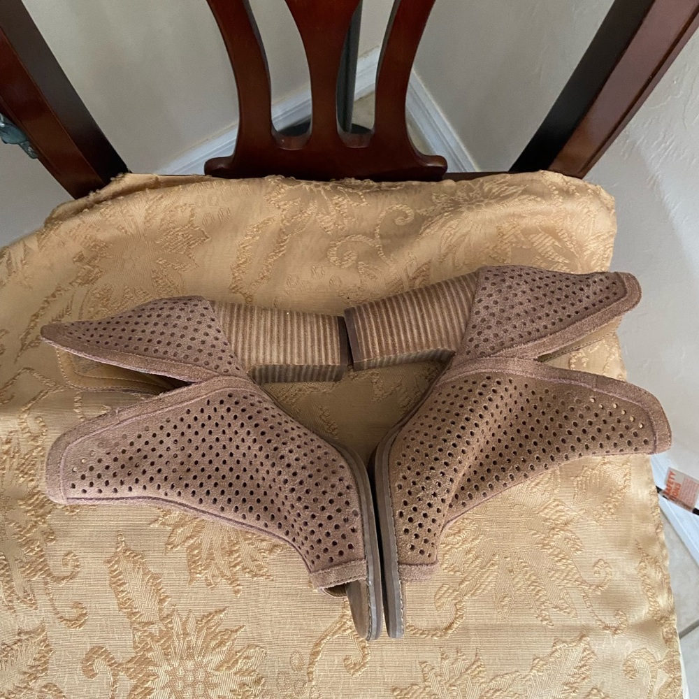 Lucky Brand Larissa Peep Toe Petforated Duede Leather upper heel booties 6M/36 - Picture 12 of 13
